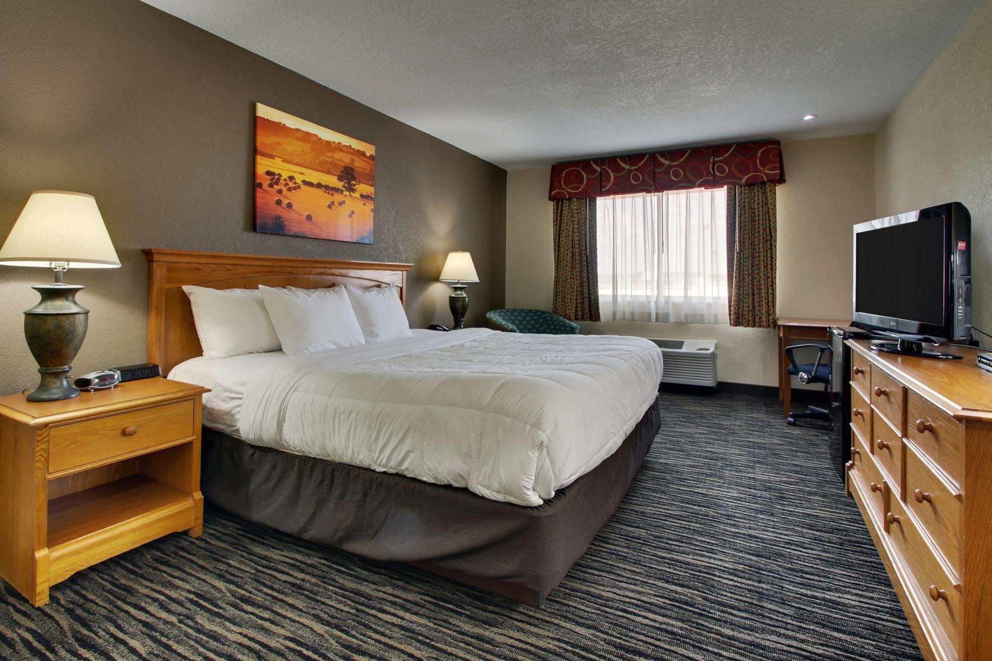 Everspring Inn & Suites Oskaloosa Экстерьер фото