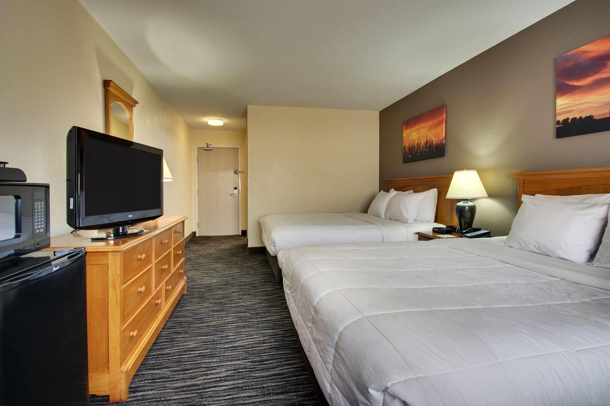 Everspring Inn & Suites Oskaloosa Экстерьер фото