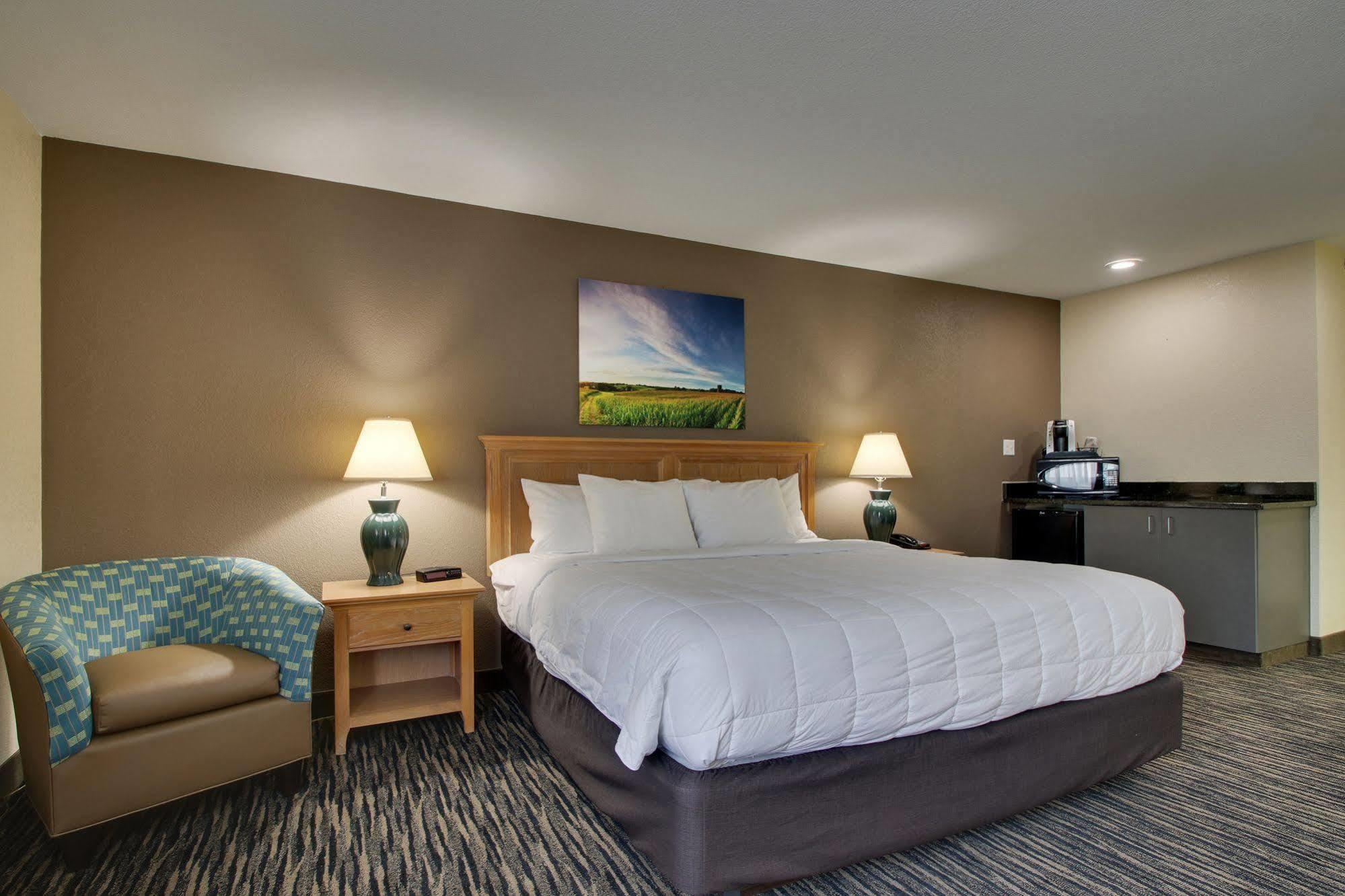 Everspring Inn & Suites Oskaloosa Экстерьер фото